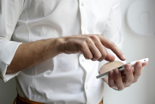 Persona usando smartphone